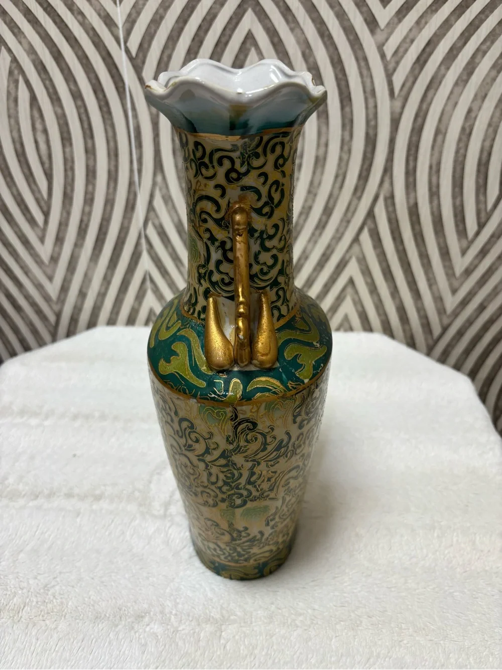 Vintage porcelain Japanese Asian vase